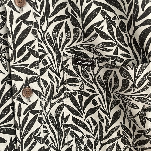 Volcom button up shirt size medium classic fit. - Picture 3 of 5
